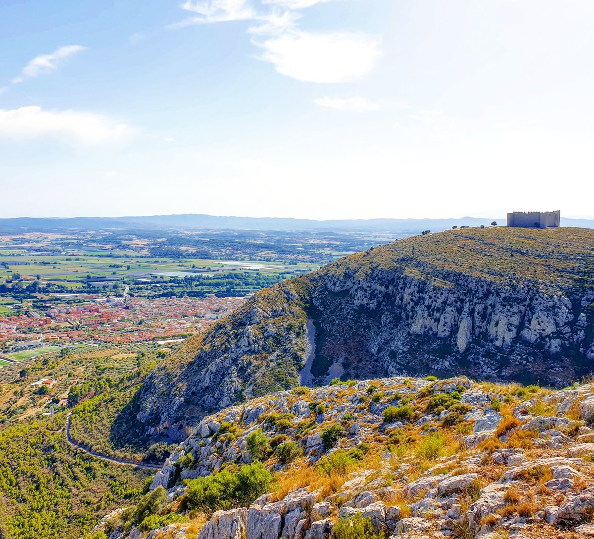 El Castell de Montgrí i Torroella, vistos de camí al Montplà. #castelldemontgrí #montplà #torroellademontgrí #baixempordà #bicicleta #btt #mtb #estiu2019