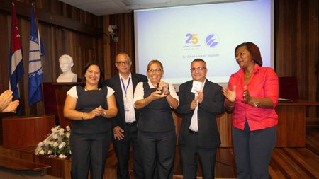 ETECSA_Cuba's tweet photo. Entregan a Presidenta de ETECSA condición de Destacado Nacional para la empresa que otorga el Sindicato Nacional de Comunicaciones y Medalla Jesús Menéndez que otorga el Consejo de Estado de Cuba para División de Servicios Móviles de ETECSA. @Cubacel_ETECSA  #SomosCuba https://t.co/JfElXJvl0e