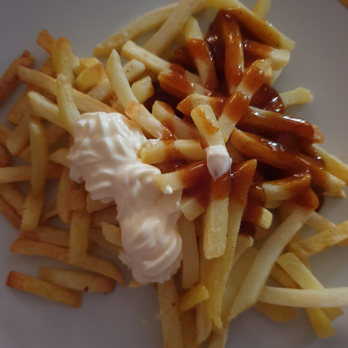 GonzoNr2's tweet photo. #frustessen #pommesfrites #pommesschranke #pommesrotweiss https://t.co/4pwOkz4J1D