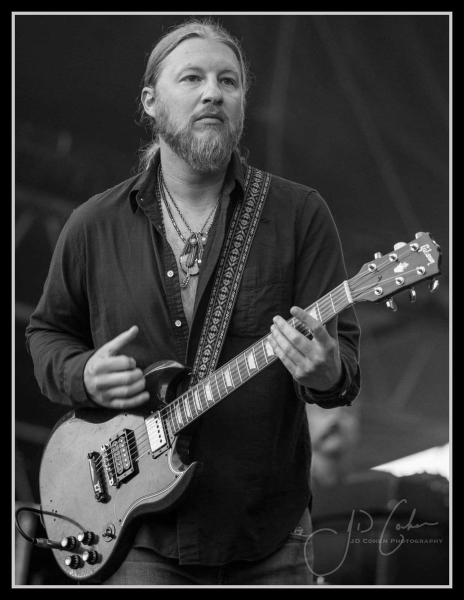 JDCohen7's tweet photo. Derek Trucks @DerekAndSusan @allmanbrothers @gibsonguitar #derektrucks #tedeschitrucksband #allmanbrothersband #guitarplayer #guitarhero #Gibsonguitars https://t.co/aLX0hLzdZ8