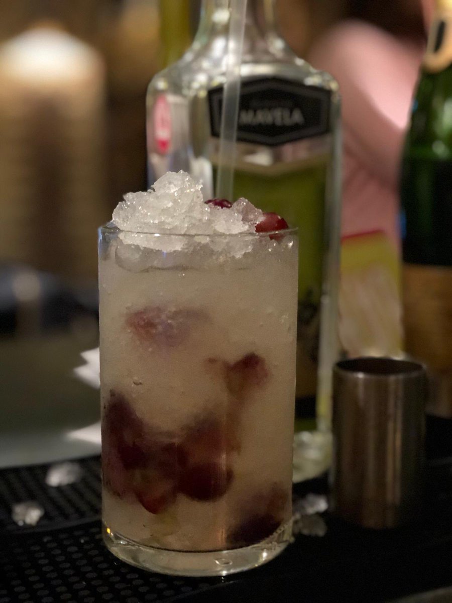 It’s almost the weekend. Almost. In the meantime, make sure to pop in for one of our famous signature cocktails. This one is the POSTCARD FROM CORSICA, with Cedrat EDV, elderflower, fresh lemon and res grapes. Super summery and refreshing. ☀️