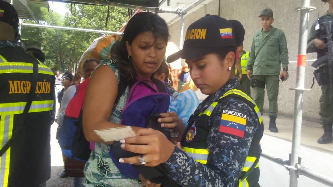 FreddyBernal's tweet photo. Como parte de los procesos de control migratorio propuestos por el Pdte. @NicolasMaduro, desde este 1ero de Agosto entra en vigencia el Carnet fronterizo para ciudadanos colombianos, quienes deben presentar el documento ante autoridades venezolanas. https://t.co/8bKrWP6LlS