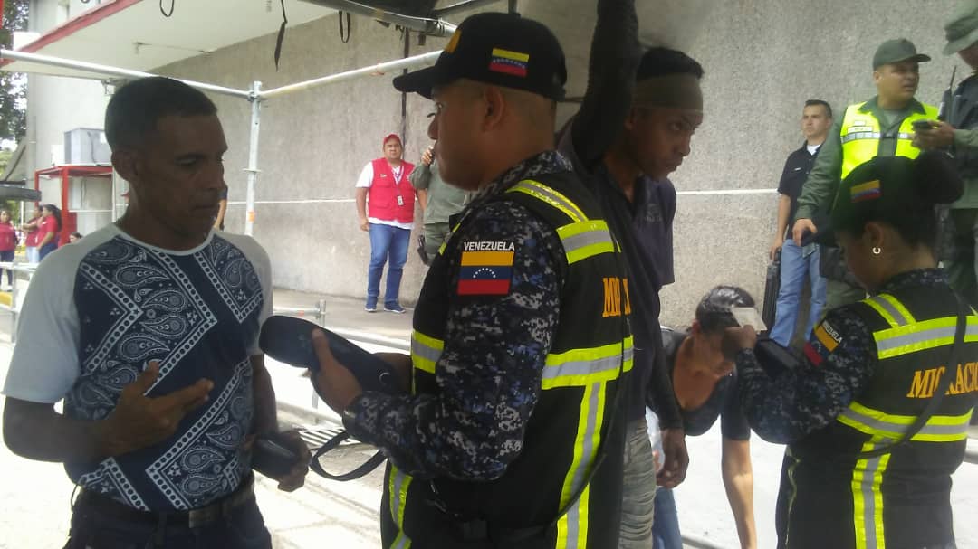FreddyBernal's tweet photo. Como parte de los procesos de control migratorio propuestos por el Pdte. @NicolasMaduro, desde este 1ero de Agosto entra en vigencia el Carnet fronterizo para ciudadanos colombianos, quienes deben presentar el documento ante autoridades venezolanas. https://t.co/8bKrWP6LlS