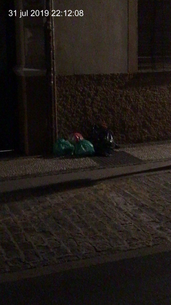 #DENUNCIA. #Vecinos del #CampoDelPrincipe llevan años soportando cada noche, bolsas de #basura en su puerta que dejan vecinos colindantes. Casa transformada ahora en #ViviendasTuristica #VUT. Alguien puede hacer algo?. @RealejoGranada <a href="/Granada_Limpia/">Granada limpia, que te quiero limpia</a> <a href="/aytogr/">Ayuntamiento de Granada</a> <a href="/GranadaLimpia/">Granada Limpia</a>