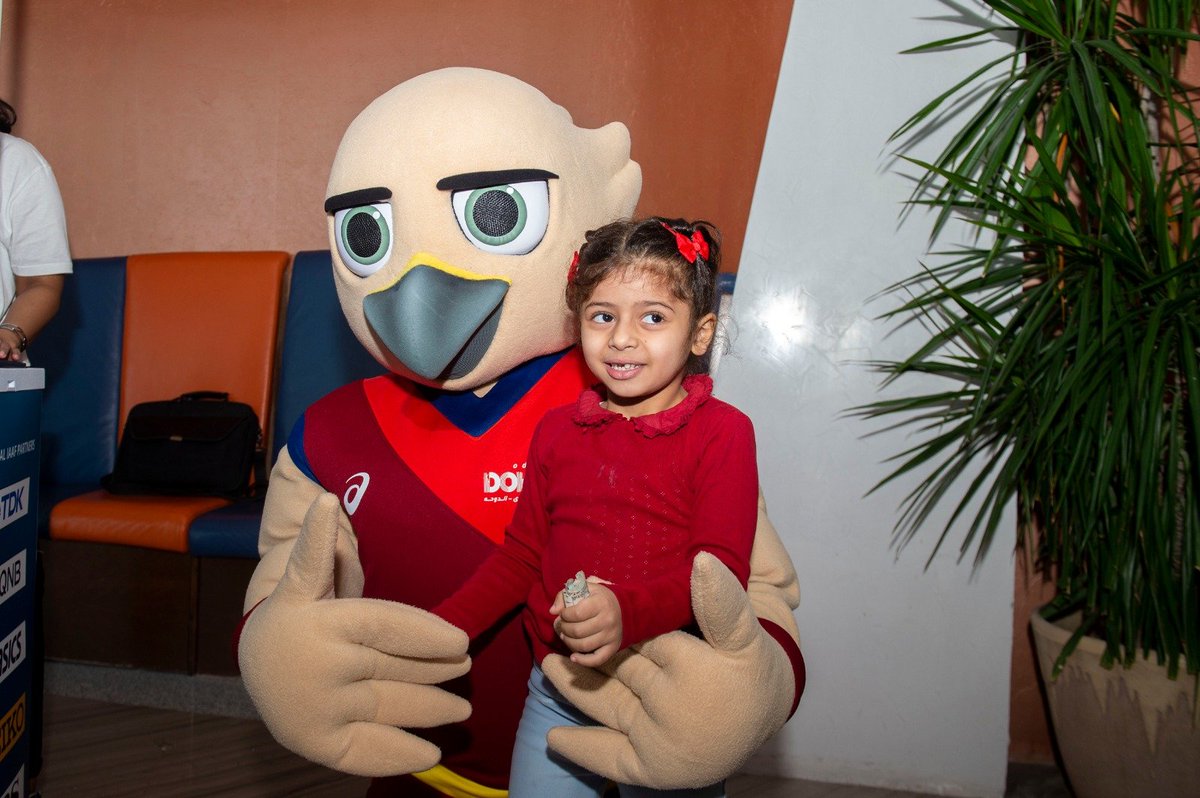 IAAFDoha2019's tweet photo. Falah the helpful falcon 🦅 gives children a wing in learning about the importance of sustainability for a better environment! #FollowFalah https://t.co/gUtYg7jec3