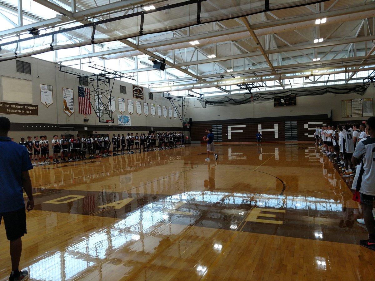 scoopIPS's tweet photo. Michigan Elite 25 is underway with Ann Arbor Huron HC Waleed Samaha prior to leading the campers through early warmups! Great group! #NeverBeAverage #E25 https://t.co/hHeBxWWrqx