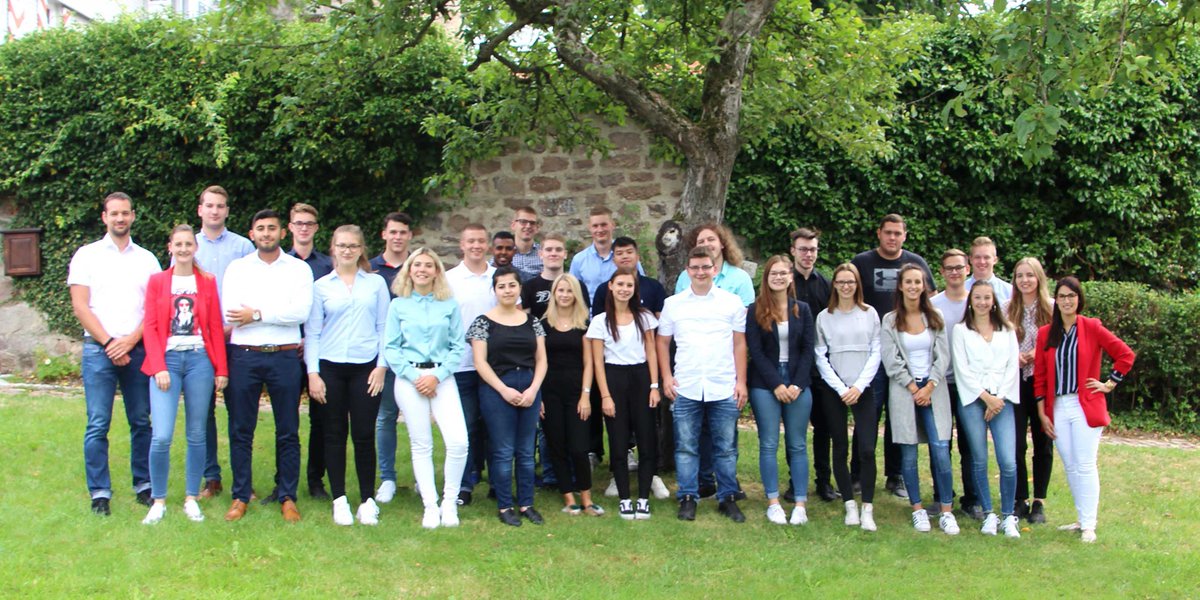 GLS_Germany's tweet photo. Diesen Sommer beginnen 100 junge Menschen ihre #Ausbildung bei GLS. In unserer Zentrale sind es 8 Azubis, 18 Duale Studenten &amp; ein Praktikant. Wir freuen uns auf frischen Wind &amp; wünschen Euch einen guten Start! #GLSCareer #Ausbildung2019 #Ausbildungsstart https://t.co/rMfX9qivHC