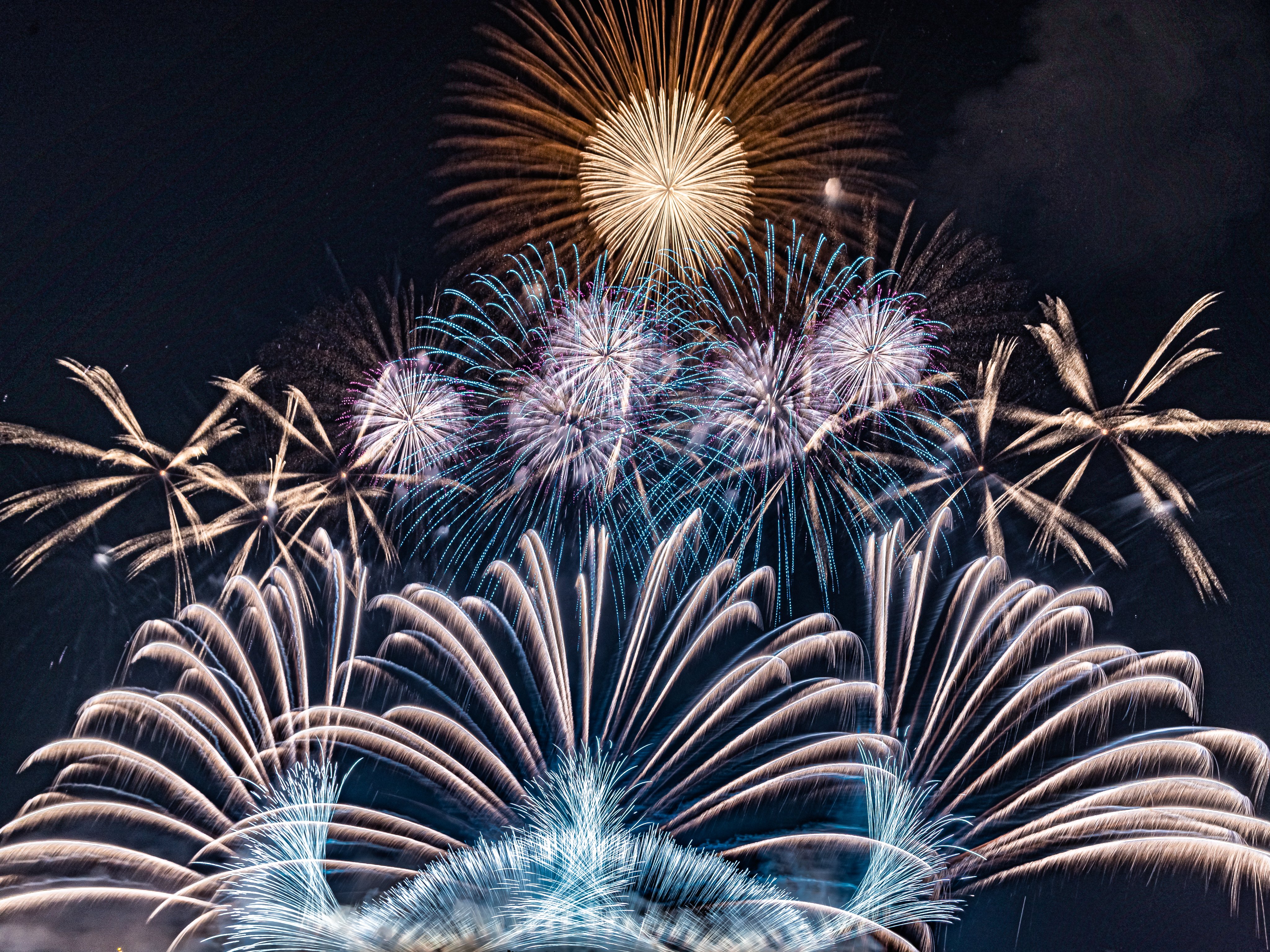 よこっち 19 07 28 桑名水郷花火大会 最初は15号以上の花火 をどんだけ打ち上げるんだって笑ってみてたけど いつの間にか食い入るように花火を見ていて 気付いたら感動で涙が流れてたそんな花火大会でした 桑名水郷花火大会 三重 Photography