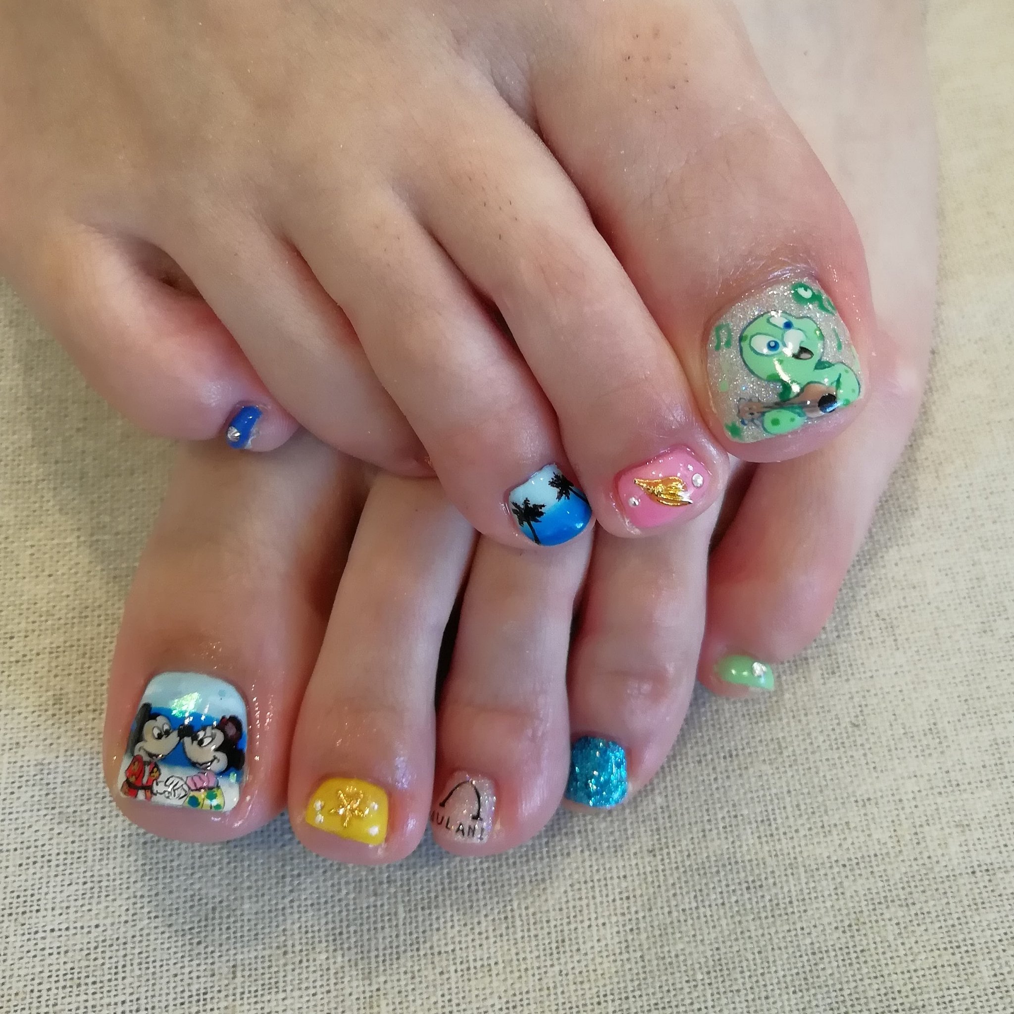 Erie S Nerd Nails お客様ネイル ハワイディズニー仕様 カメのオラくん初めて描いたけど可愛い 楽しんできてください W ゞ ネイル 痛ネイル キャラネイル ネイルアート 模写 ディズニーネイル ハワイディズニー オラ ミッキー