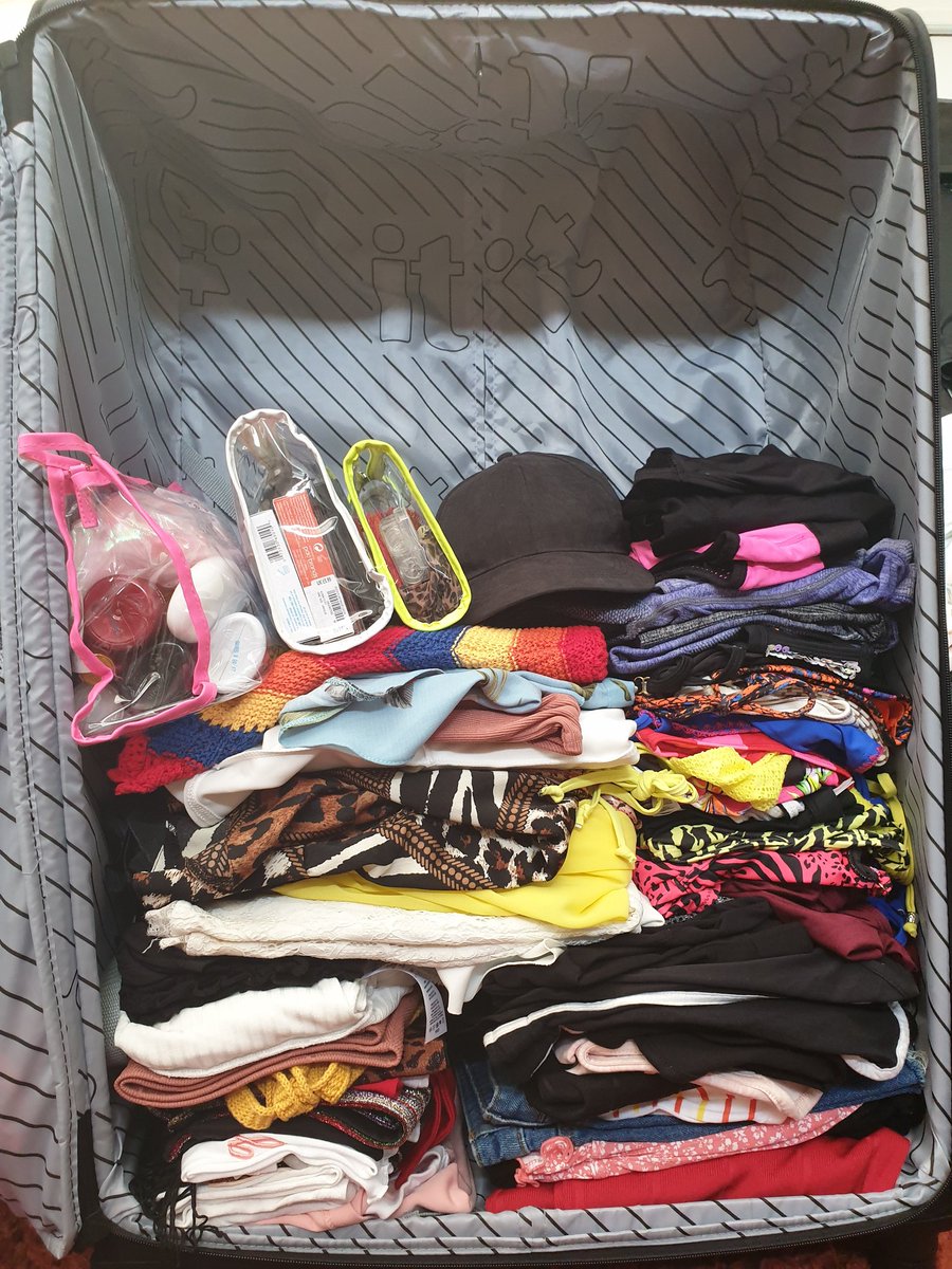 Leash___'s tweet photo. Can we all just appreciate my packing please 😂😂 https://t.co/dw4BjBMuhE