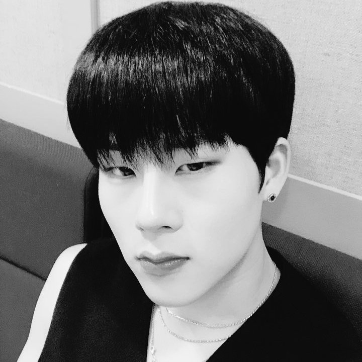 aus__monstax's tweet photo. Jookyun AU where Changkyun is known as the bad boy of campus, he carries around a list of rules of how to be a heartbreaker and he has never broken any of them until Jooheon comes around, stealing Changkyun's spot as the bad boy. What happens if one rule is broken? https://t.co/pgLBeGmfcv