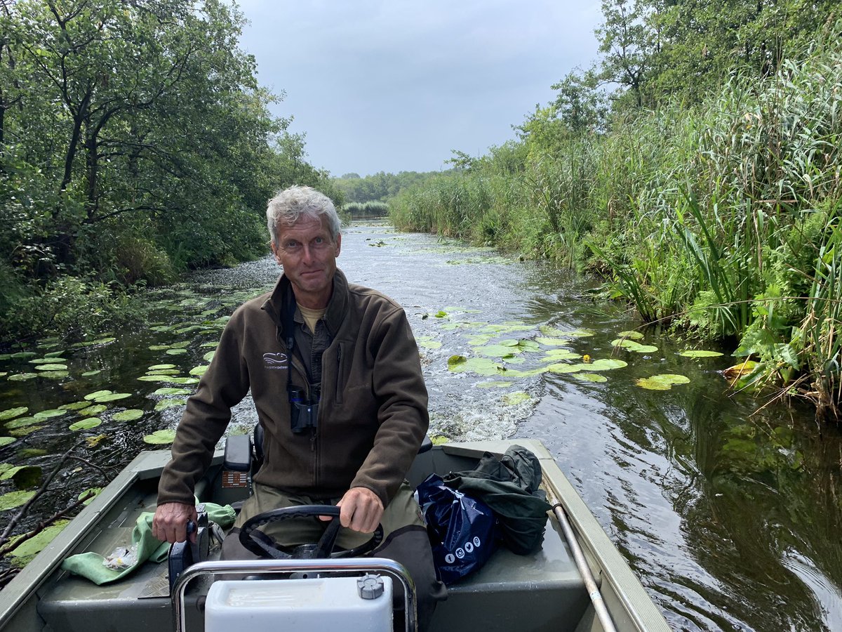 Vandaag op stap met Marcel Vos, 31 jaar werkzaam bij de organisatie @Muskusrattenbhr van <a href="/HDSR_waterschap/">Stichtse Rijnlanden</a>. Mijn laatste werkbezoek-in-functie bracht ons op het Naardermeer. Daar zitten nu geen muskusratten, dat moet zo blijven. Wel eindeloos veel rivierkreeften én mooie natuur...
