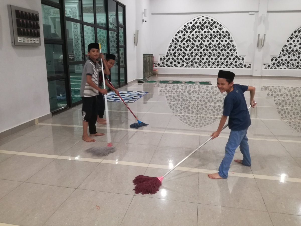 أحمد مهيمن Twitter પર Orang Selalu Buruk Burukkan Masjid Dengan Katanya Tak Mesra Kanak Kanak Nah Pihak Ajk Masjid Zakaria Gombak Buktikan Sebaliknya Malah Berjaya Mendidik Anak Anak Kecil Untuk Sama Sama Membersihkan Rumah Allah