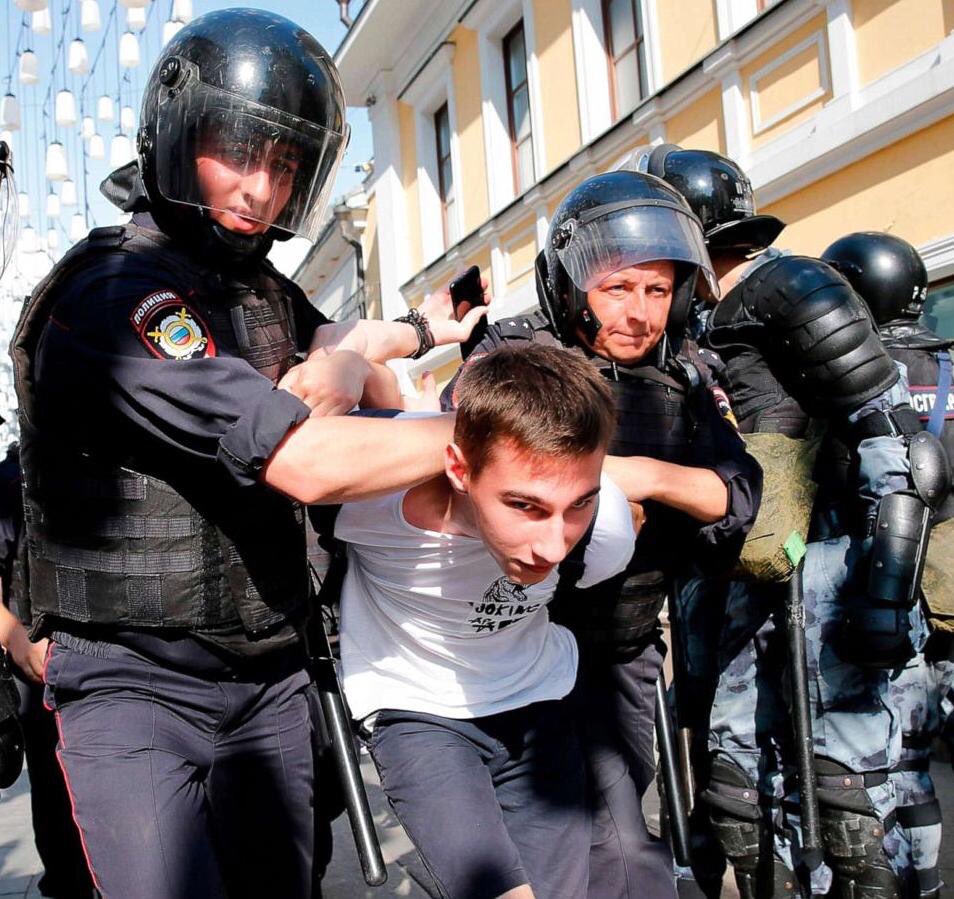 Полиция кража. Арест. Информация о задержанных полицией. В. Задержание подозреваемого.