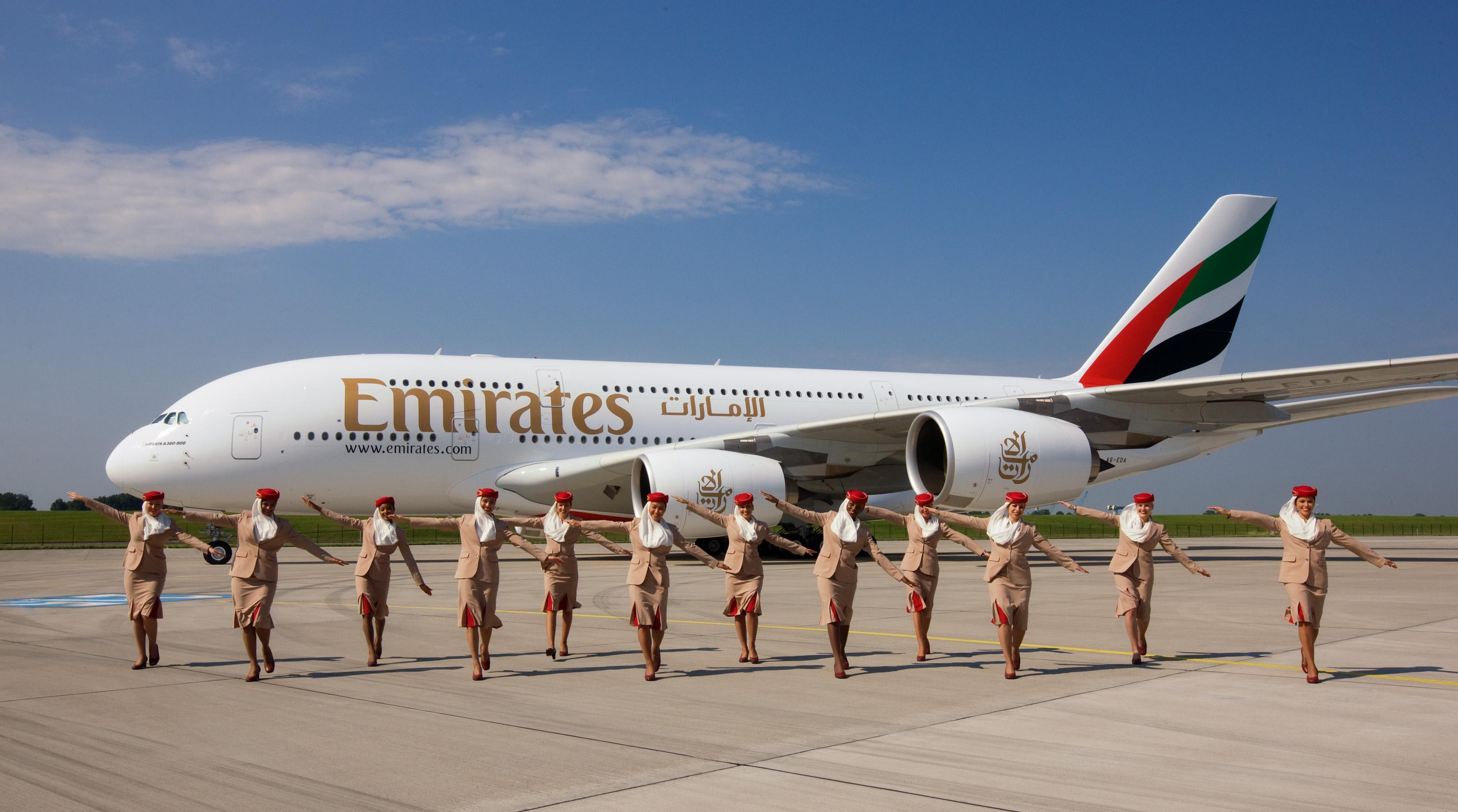 Лететь до малайзия. Airbus a380 Emirates. 2 Этажный самолет Эмирейтс. A380 Emirates в Маврикий. Аэробус а380 Малайзия.