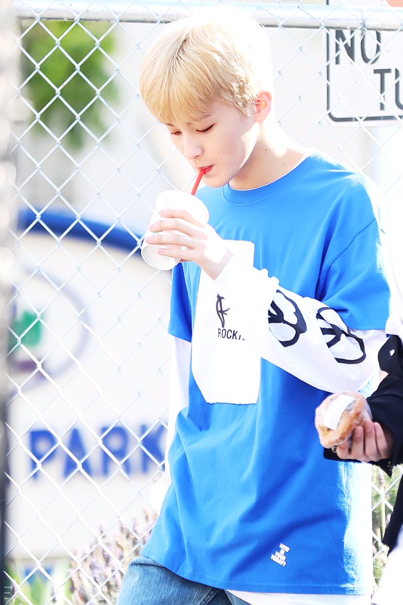 1mk9982's tweet photo. #HappyMarkLeeDay 
#우리의_galaxy_마크_생일축하해 https://t.co/gc2uf49Lb0
