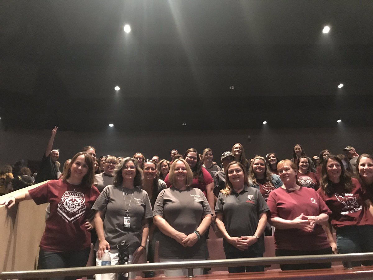 EsperanzaDVUSD's tweet photo. Esperanza is ALL in for the 19-20 school year! #teamhope #dvusdrally @DVUSD #extraordinary https://t.co/Eofj4FGQAc