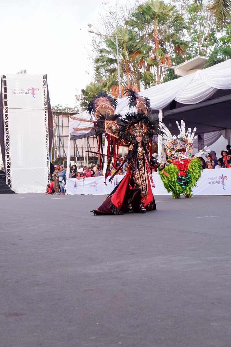 wonderfulid's tweet photo. Symbolizing heroism, bravery, and dignity, black and red colored MINAHASA traditional costume is also featured in Jember Fashion Carnival 2019. #WonderfulIndonesia #JemberFashionCarnaval2019 https://t.co/dmt5bbbLlw