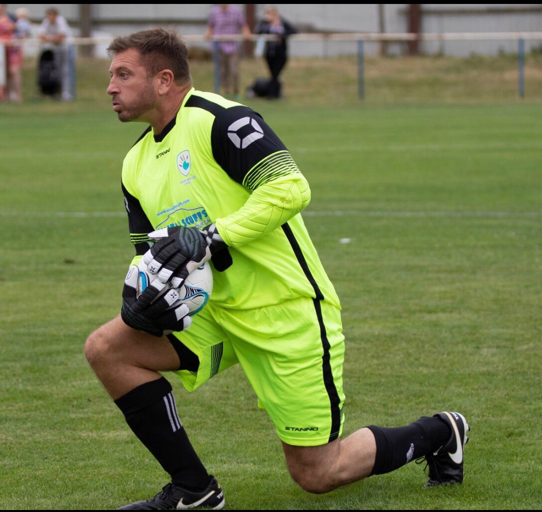 charity football match V #arsenallegends <a href="/EssexHands/">Essex Hands</a> @benjaminjardine_  @sladesta #charity #football <a href="/celebfc/">celebfc</a>