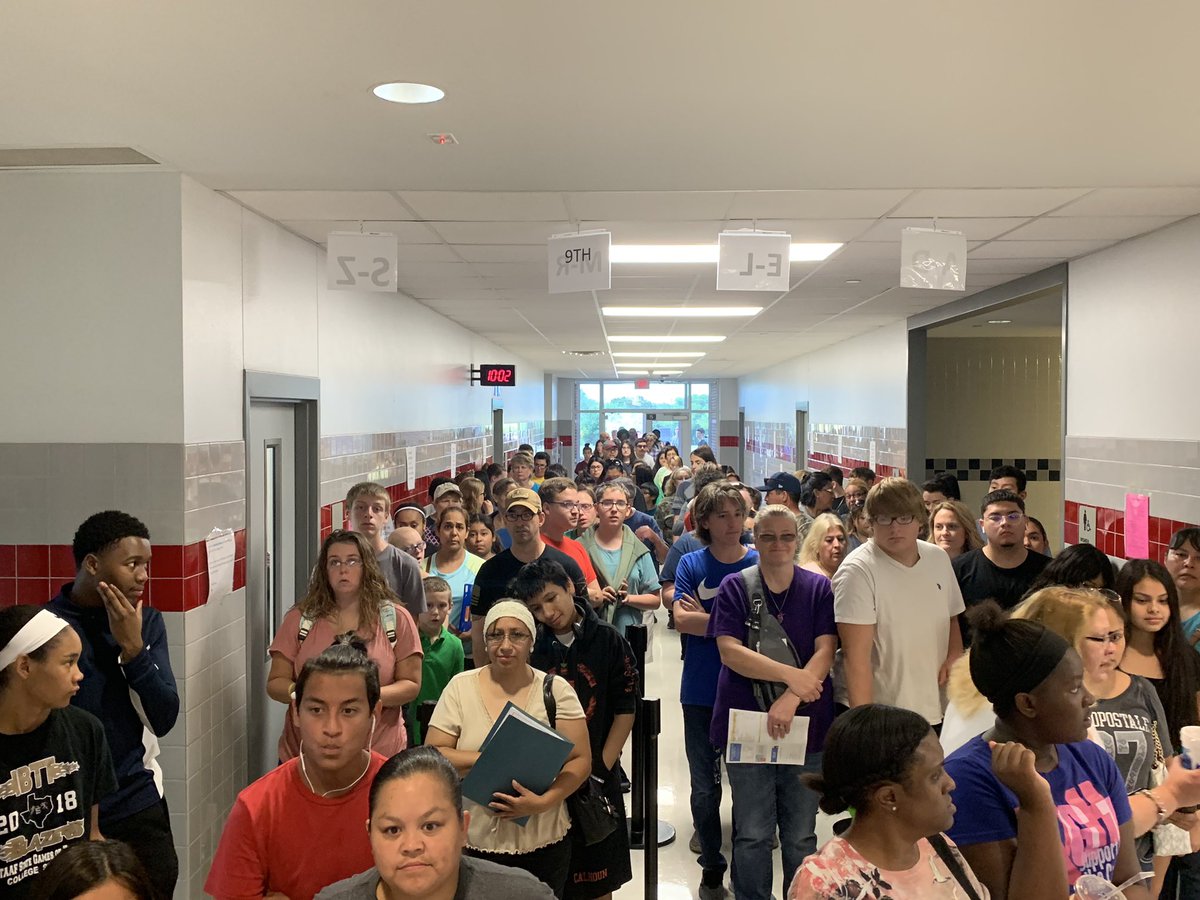 Spalding_Bio's tweet photo. Opening the gates to @RHSRaiders Class of 2023 to pick up their class schedules. Welcome to Ryan, and I’m looking forward to being a part of your high school experience.
#Classof2023
#WeDidAScience
#HomeOfChampions
@dentonisd https://t.co/fXOnFlZ0w9