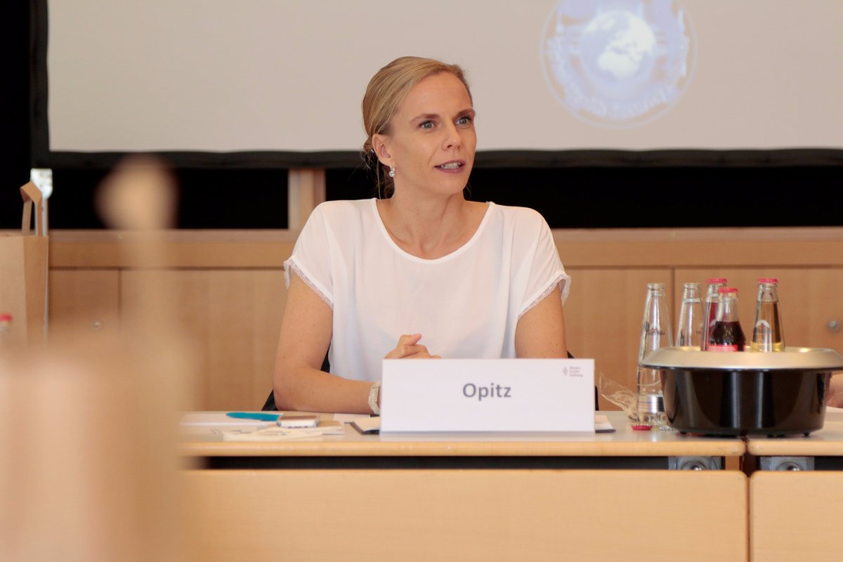 HSSde's tweet photo. Krankheiten können sich rasend schnell verbreiten, Epidemien ganze Regionen destabilisieren. Warum #Gesundheitspolitik deshalb ein wichtiger Baustein der Sicherheitspolitik erklärt Dr. Anja Opitz, Expertin für #Sicherheitspolitik, im #HSS-#Interview: https://t.co/mV5UvCUVMJ https://t.co/QYC52Qkvhu