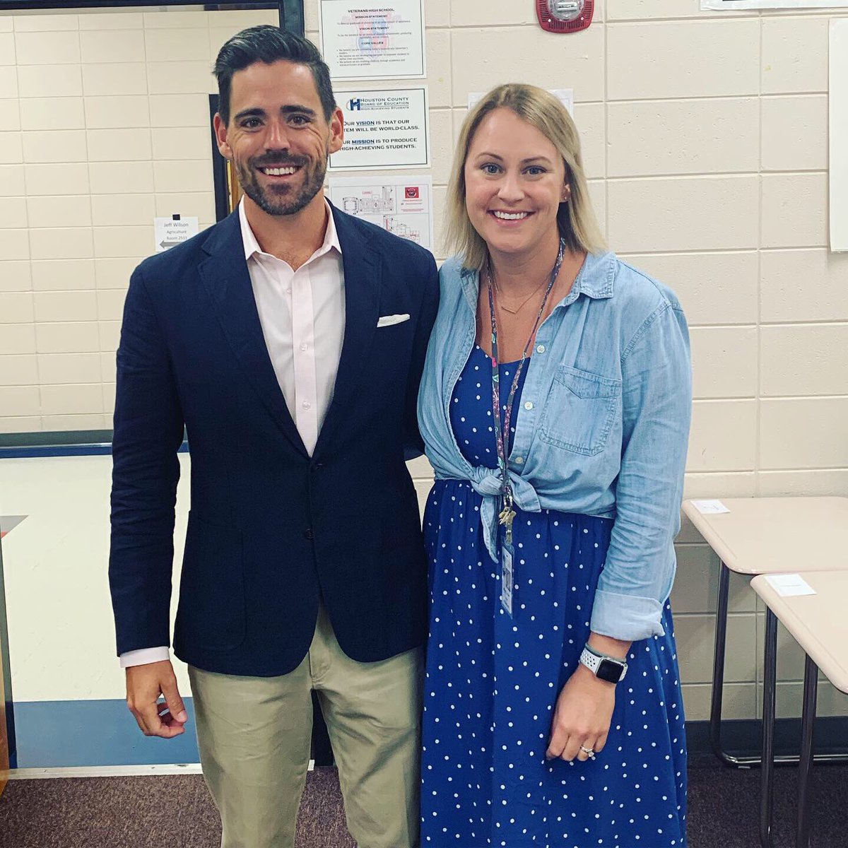 theCoachesJones's tweet photo. Welcome back, Warhawks! 💙 Love, the Joneses #allinhcss https://t.co/7sI7U3BAAC