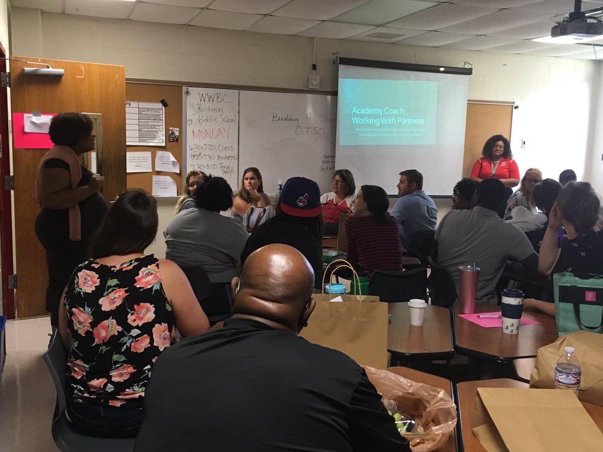 Davis_CTE's tweet photo. Two of my favorite people, @DavisThommye &amp; @Bnicoladvocate1, presenting about how Academy Coaches help the academies as well as students and teachers succeed! @MyFutureMyWay @MNPScte @MetroSchools https://t.co/FmpoaNqbQm