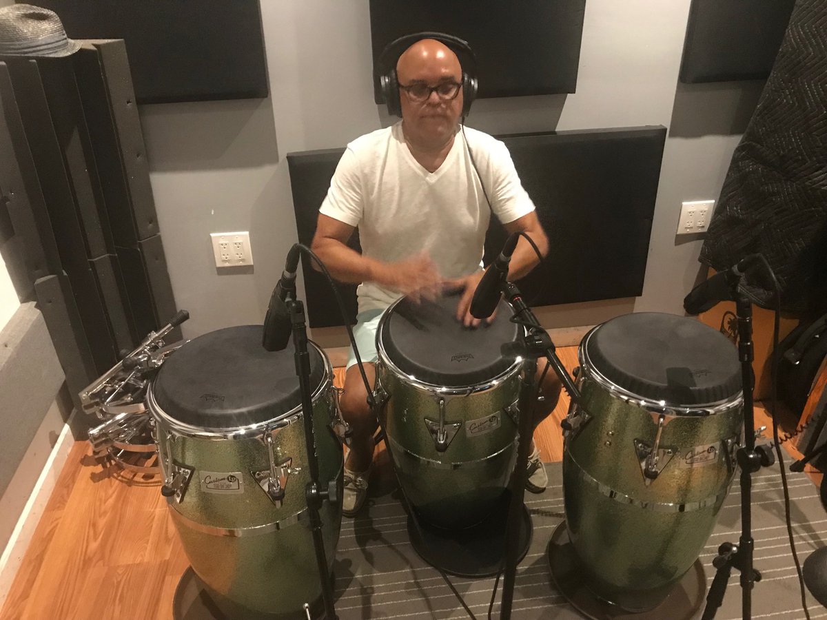 johnnyrivero2's tweet photo. En lo mío gracias a Dios seguimos en los estudios! #DiosEsBuenoSiempre #CongaCongaConga #Custom-madeConga #LPCongas #CongaYMasConga #CongerosDelMundo #PercussionLatina #RecordingStudios 🎶🇵🇷 https://t.co/Y9rsA26Pri