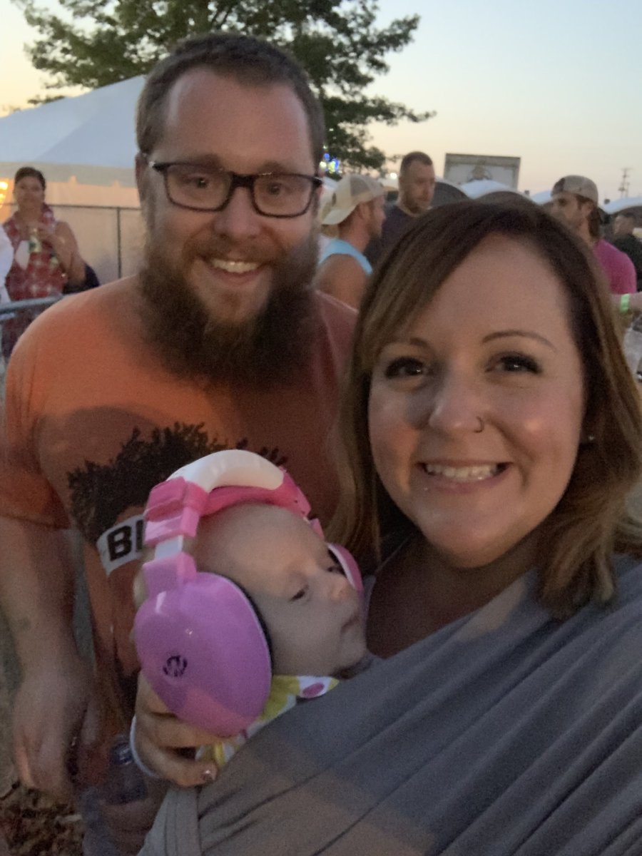 StaceyAllie's tweet photo. Cora’s first concert with her man, @jakeowen! Thanks for an amazing show, as usual!! https://t.co/apoJz0q1Rm