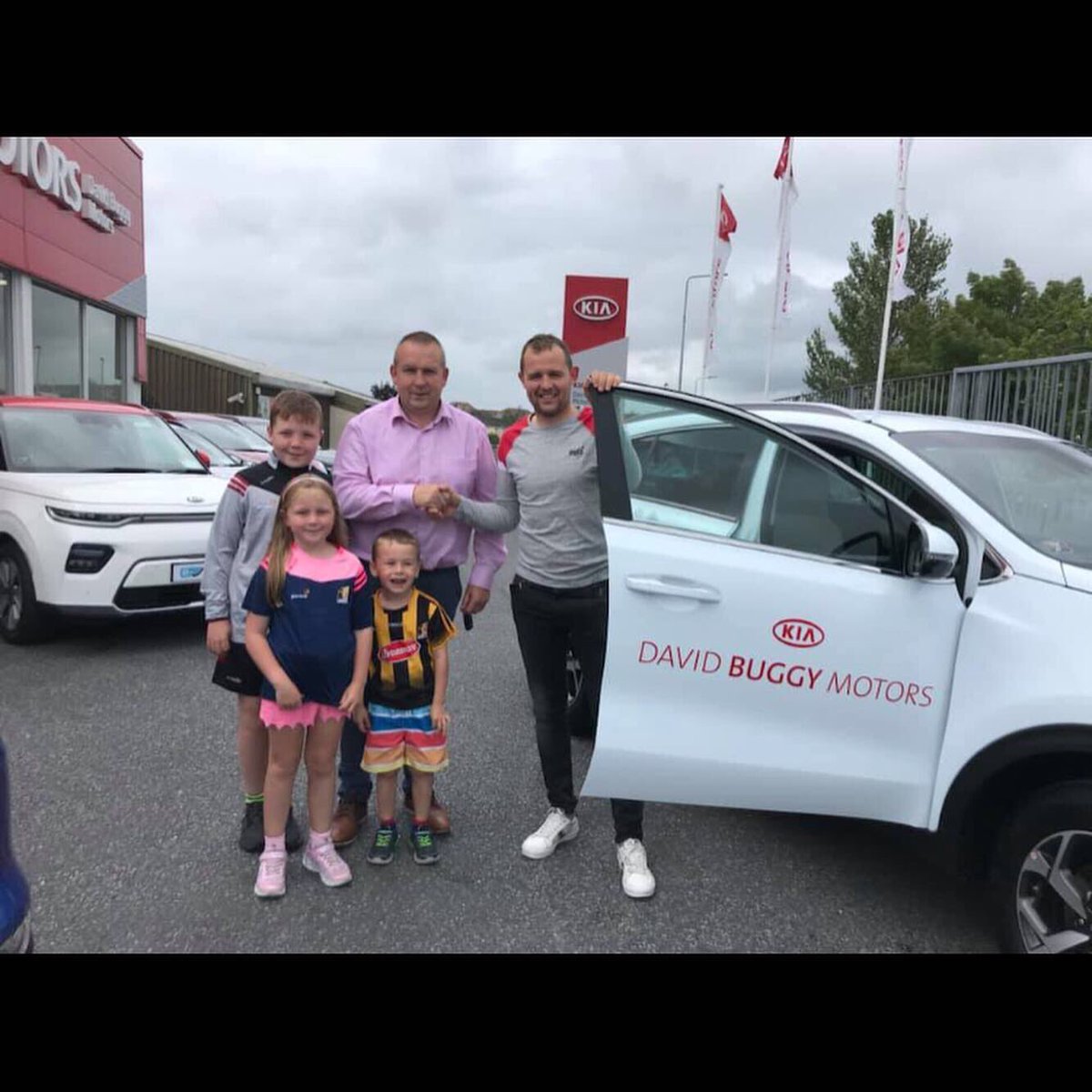 PadraigWalsh92's tweet photo. Thanks to all the lads in @DavidBuggyMotor for the support again this year. The lads love the Bluetooth feature but Pippa is not gone on the reverse camera 🤣 #caughtrotten #kiasportage https://t.co/XDAO5CFHtL