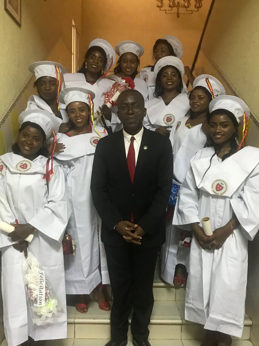 Mapon_Matata's tweet image. Neuf filles venues de Kindu ont été proclamées licenciées en infirmerie par l’inst. Monkole. Heureux d’avoir été décoré pour avoir assuré avec l’Ese Microcom le financement des études de ces infirmières pendant 4 ans. Félicitations à ces lauréates dont 3 ont distingué. Bon retour