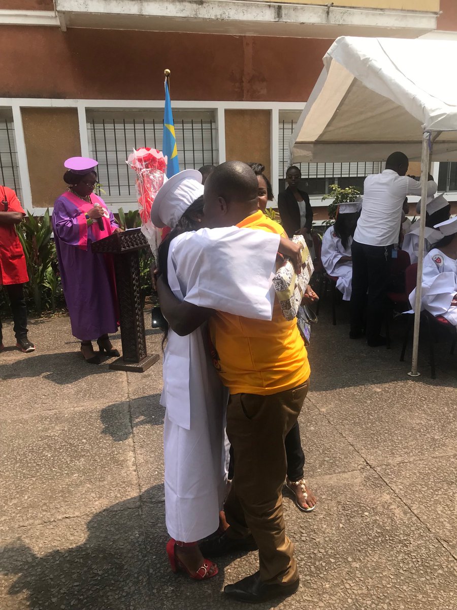 Mapon_Matata's tweet image. Neuf filles venues de Kindu ont été proclamées licenciées en infirmerie par l’inst. Monkole. Heureux d’avoir été décoré pour avoir assuré avec l’Ese Microcom le financement des études de ces infirmières pendant 4 ans. Félicitations à ces lauréates dont 3 ont distingué. Bon retour