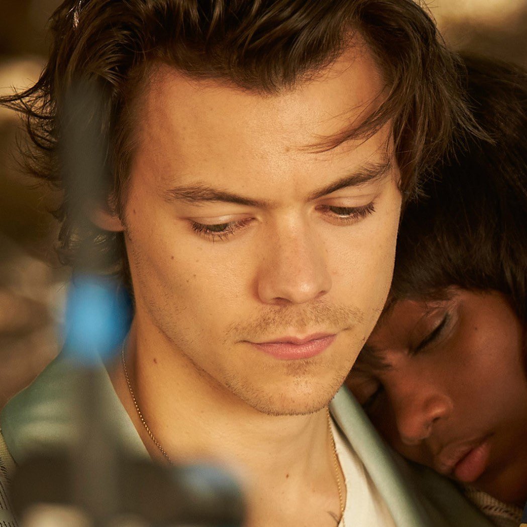 alexandergold's tweet photo. Harry Styles stays looking like a cheeky sun-kissed, high-fashion Disney prince. 

A smile worth 1000 tears. 😭 https://t.co/h3Q4aSNOtZ