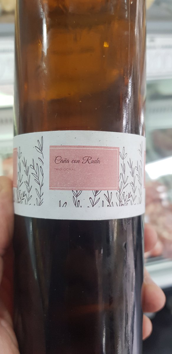 Cada uno elije en que ciencia creer. Ningún modelo explica todo. 

Los primero de agosto yo voy por la teoría protectora de la caña con ruda. En mi carnicería amiga es tradición todos los años. (Amics)