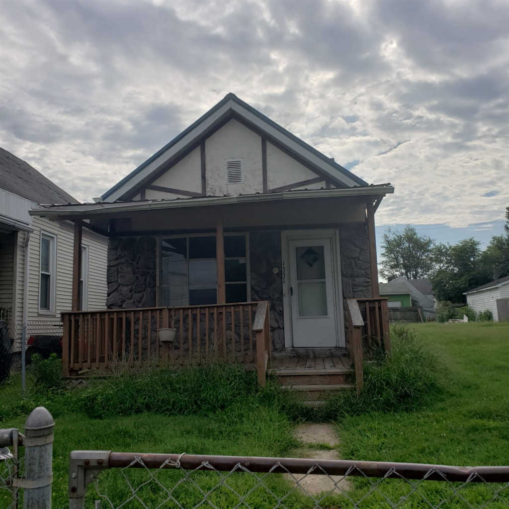 CButlerTeam's tweet image. Congratulations to Mindy Woodward on her NEW LISTING!   2 BR, 1 BA, 1331 N. Fourth Ave., Evansville, IN  47710.  Contact Mindy at 812-483-1309 for more information. #NEWLISTING #CharlieButlerTeam #Evansville #RealEstate