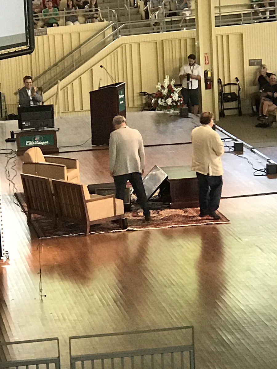 ThWritingSpider's tweet image. Today I’m listening to Robin Williams’ longtime manager and Lewis Black discuss “Managing Genius”, the years of working with Robin.