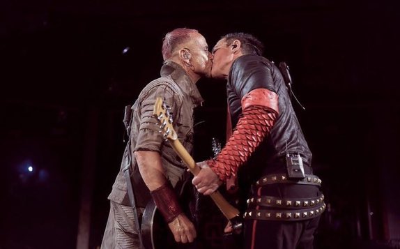 Esto s&iacute; que est&aacute; trascendiendo fuertemente. #Rammstein https://t.co/SWeTiHICfA<a href="/tag/rammstein"class="tags">#Rammstein</a>