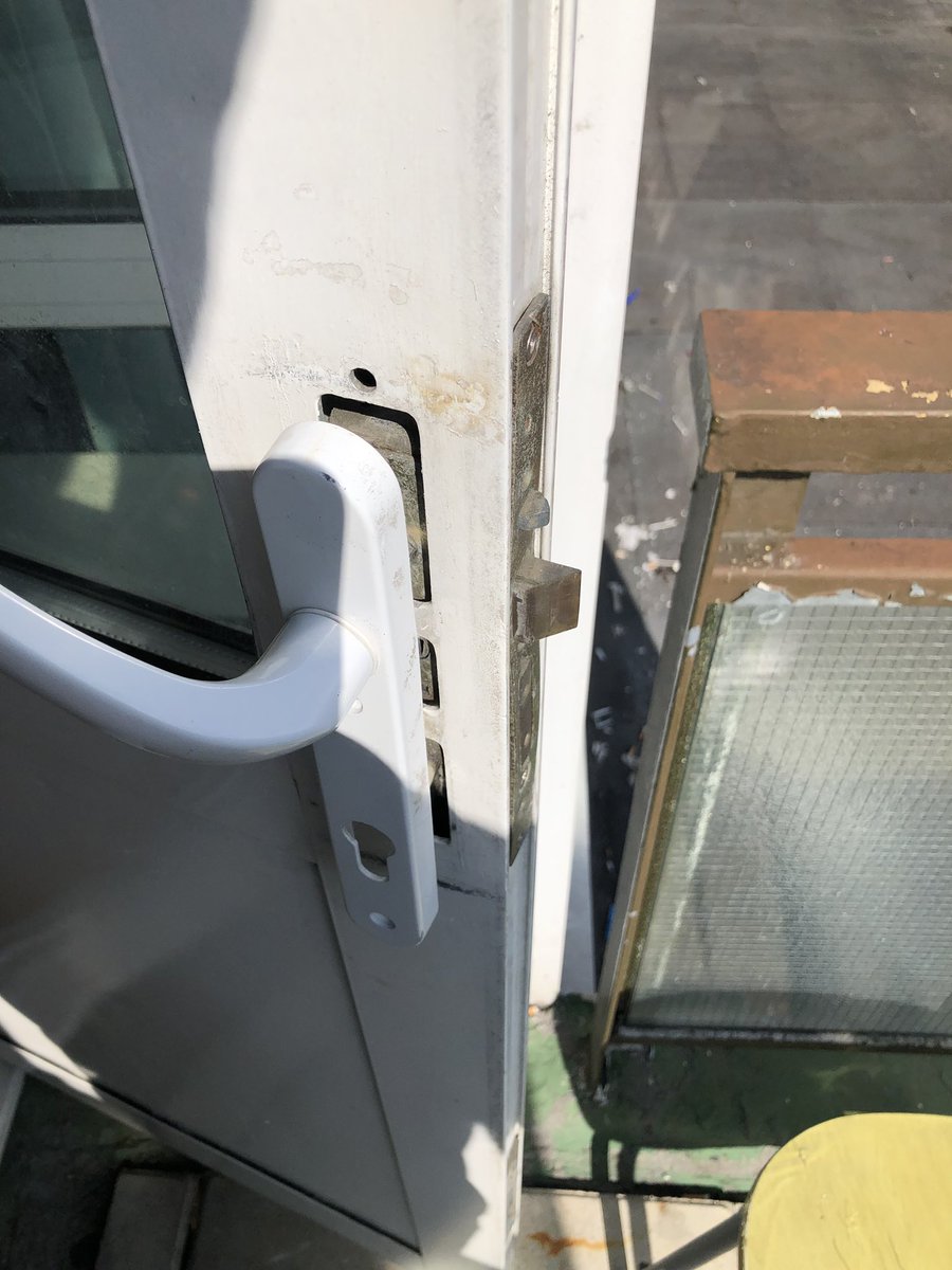 Quand tu arrives dans ton <a href="/airbnb_fr/">Airbnb France</a> à #Londres à 8 avec des enfants et que la propreté du logement est a la hauteur du nombre de couverts pour 8 couchages et que ton appart ne ferme pas à clefs, tu espères le service après vente <a href="/airbnb_fr/">Airbnb France</a> est bon