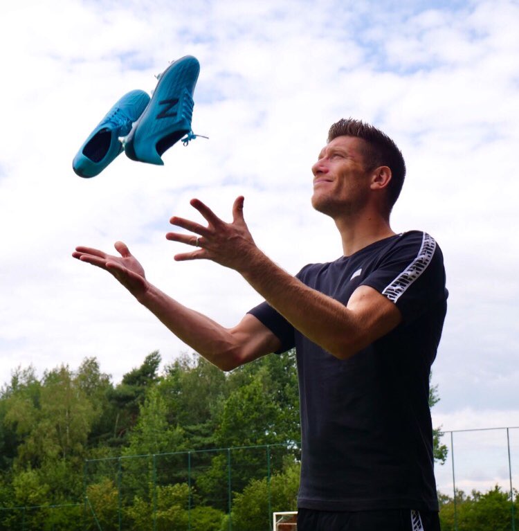 SPocognoli15's tweet image. Pour mon 32 ième anniversaire, je vous offre la nouvelle paire de #NBFootball #Furon v5 ainsi qu’un maillot @Standard_RSCL dédicacé.
Participe à un petit quizz dans mon prochain tweet! Retweet un Max et bonne chance 🙂✌🏻