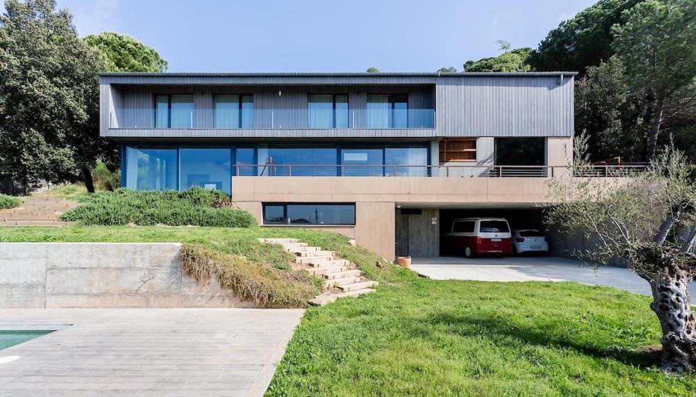 LoxoneES's tweet image. PASSIVHAUS GIRONA - La casa pasiva de la mano de la empresa @ProGETIC1 combinando el sistema Loxone, el estándar Passivhaus y energías renovables para crear esta fantástica vivienda de consumo casi nulo. #Passivhaus #LoxoneSmartHome 👉 loxone.com/eses/passivhau…