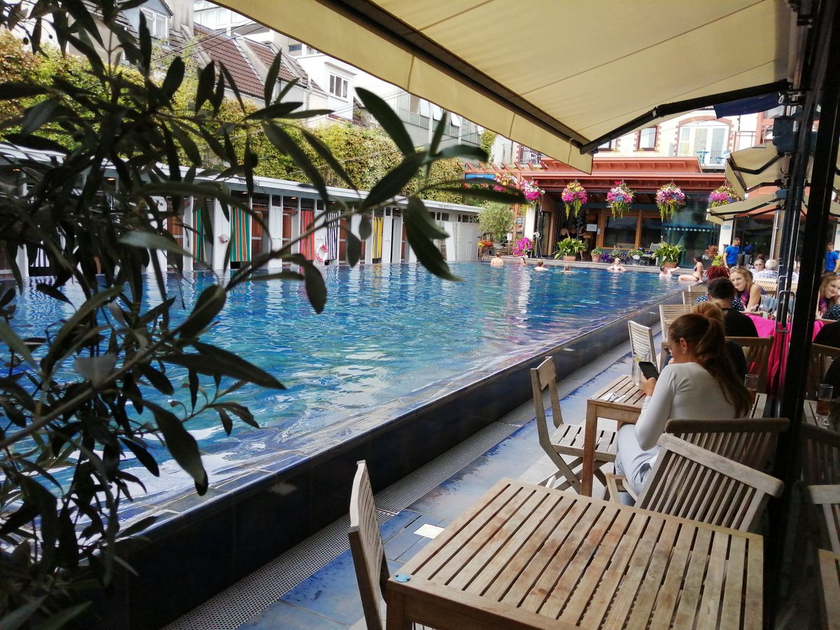 KickandSplash's tweet image. What a lucky girl I am. Great birthday treat with my lovely friend and @PuddleBristol boss at the gorgeous #Bristol #Lido in #Clifton.