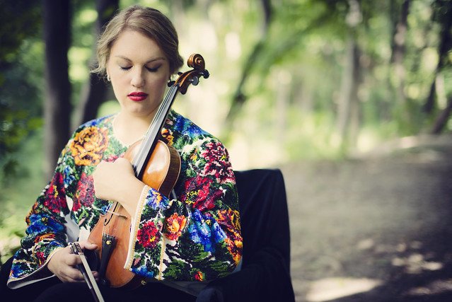 Chamberfest's tweet photo. #MeetTheLeaders: Introducing violinist, @cklopoushak. #Chamberfest25 asked Carissa what inspires her about @1Strings. "#1000Strings is all about connection and community, and that, for me, is what music is all about." 👏🎶 Maybe you'll be in Carissa's section on Saturday! 🎻 https://t.co/P2KYZrb45X