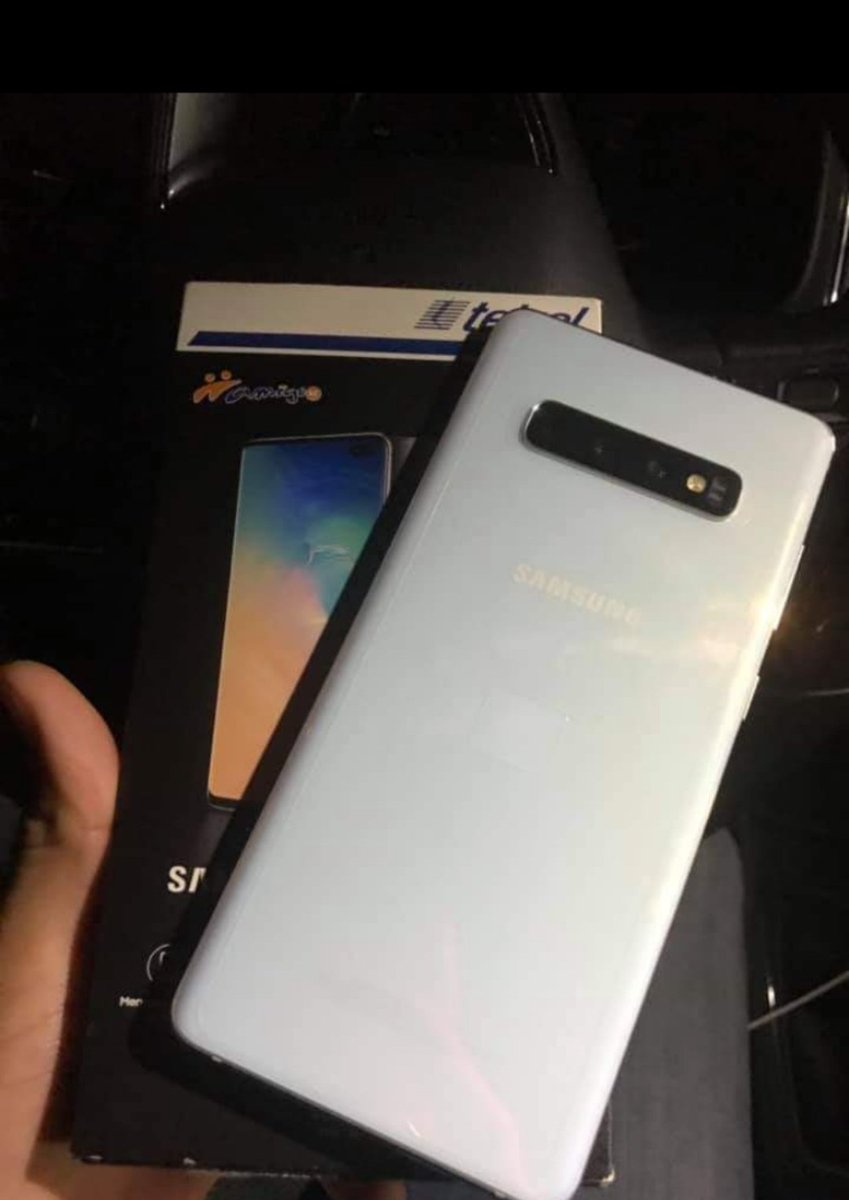 RodrigoGomes_09's tweet photo. Boa tarde ,para quem procura uma skin chamada Ikonik que se resgata com o S10 é só falar ,por enquanto ainda está disponível , só posso dar 6 skins dessas ,porque tenho familiares que trabalham nas lojas de celulares não percam ,#douoikonik,#FortniteSeason10,#ikonikskin . https://t.co/R4iFNPJjvz