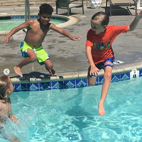 SpecialFishies's tweet photo. #coachlogan & #coachsawyer have come to work w/me since they were 6wks old. They help teach our fishies. #socialskills are important with #asd and #spd and water is a great conductor for friends and play. No way Garret would jump in alone but by end of today he was! #learntoswim https://t.co/V6XuLfef2J