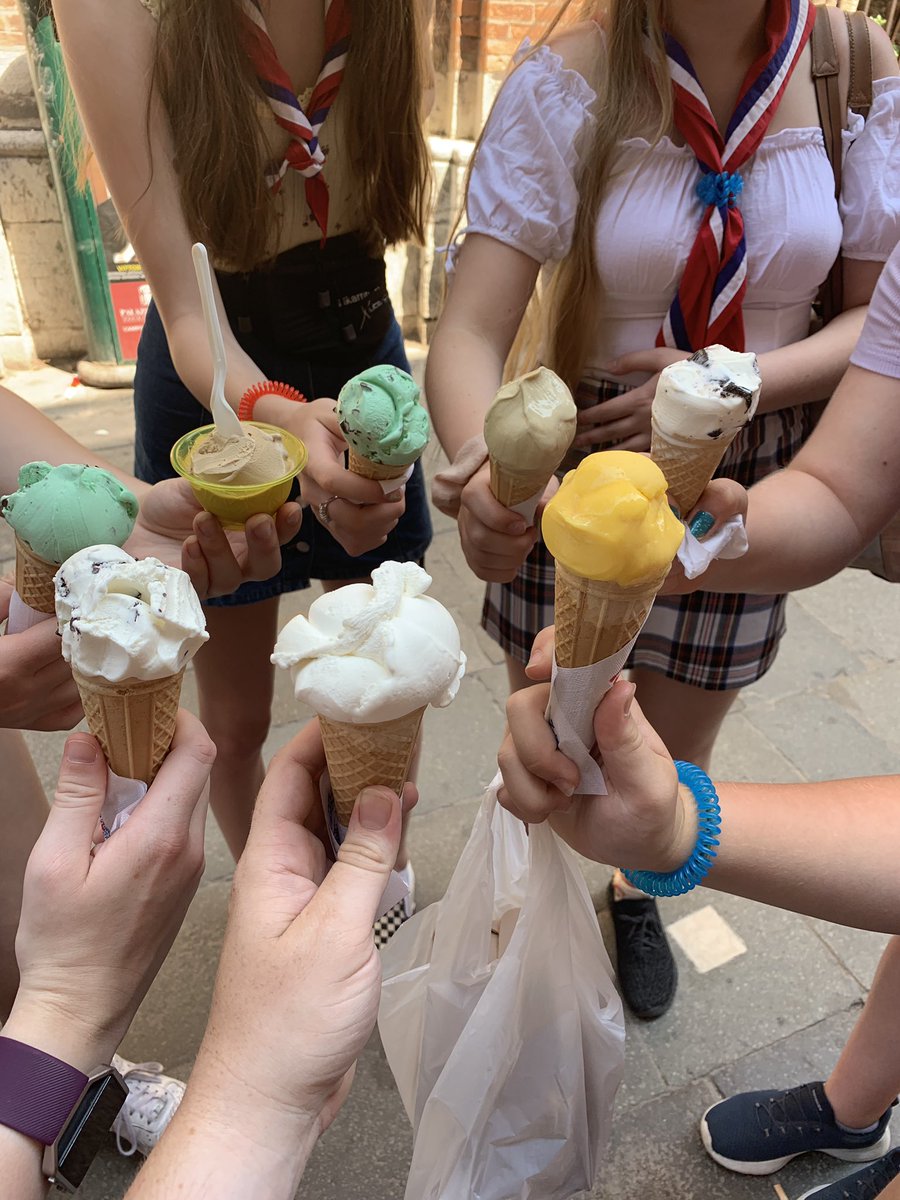 #plottwistb @GGMidsFTST we got ourselves straight to the local farmacia, as far away from the canals as possible to find a magic cure. The pharmacist recommended gelato for a magical cure for sprains!
