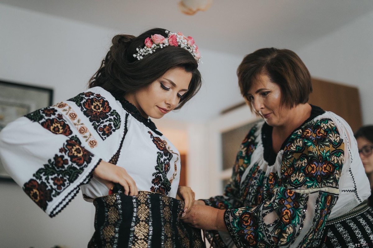 NuntaTradition's tweet image. Gătitul miresei
buff.ly/311Isrg

#NuntaTraditionala #NuntaRomaneasca #GatitulMiresei #Mireasa #PregatiriDeNunta #Traditii #Obiceiuri #PortIE #Nunta #Wedding #WeddingPhotography #TraditionalWedding #WeddingCustoms #Photography #PhotoShoot #Romania #RomanianWedding