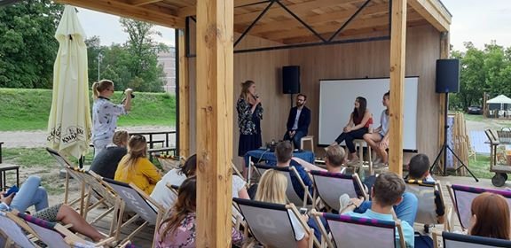 GEWPoland's tweet photo. Trwa spotkanie "Pieniądze to nie wszystko. Kulisy działania biznesów społecznych." W luźnym klimacie nad Wisłą rozmawiamy o przedsiębiorczości społecznej z @majka_lipiak z Leżę i Pracuję oraz @JarmilaRybicka z Kuchni Konfliktu. #STP #GEWPoland https://t.co/5PPULjmwB2