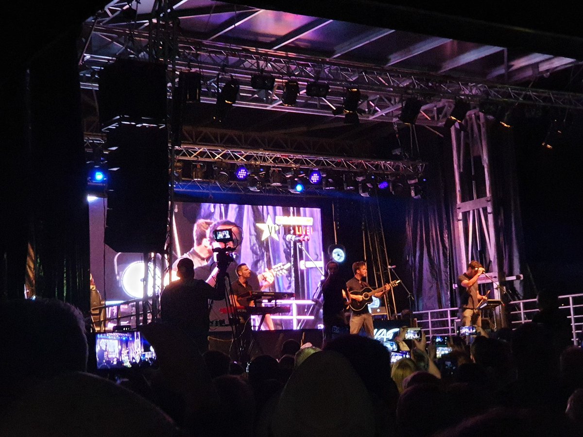 Merci @SylvainDuthu <a href="/DasqueFlorent/">Dasque Florent</a> <a href="/boulevardesairs/">boulevardesairs</a> pour hier soir au #magnumvittellive c'est toujours un immense bonheur de vous voir sur scène. Ne changez rien vous êtes super 😊😍