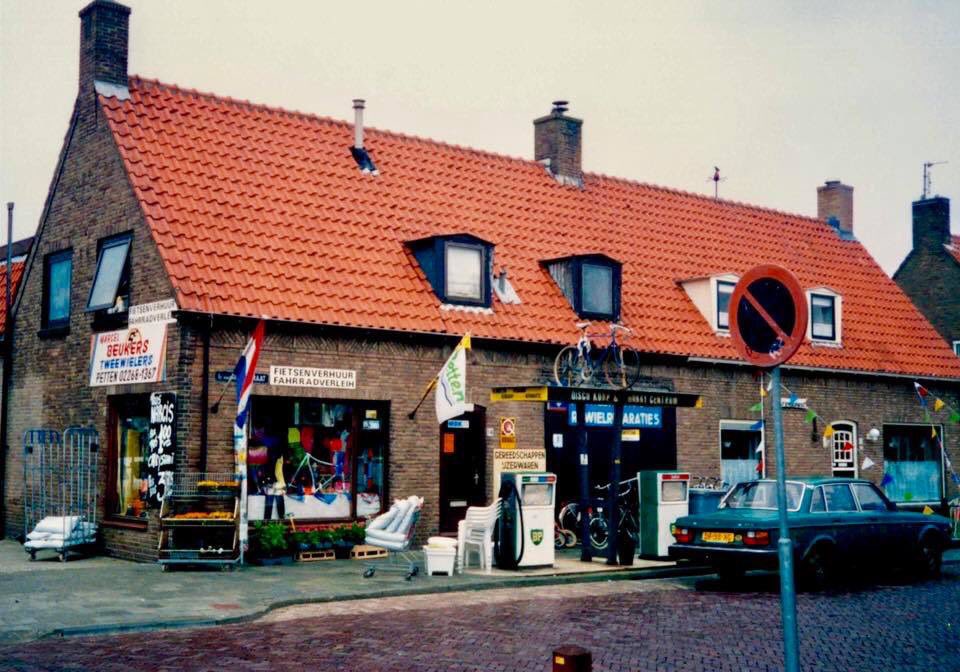 Dit is zo’n foto van bijna 35 jaar geleden waar je steeds weer wat anders op ziet!

Er werd “doorgewinkeld” in een half afgebrand woonhuis. Potgrond, buitenplanten, stoelen... Je kon het zo gek niet bedenken of je kon er bij ons voor terecht in die tijd 😃💪 

#ThrowbackThursday