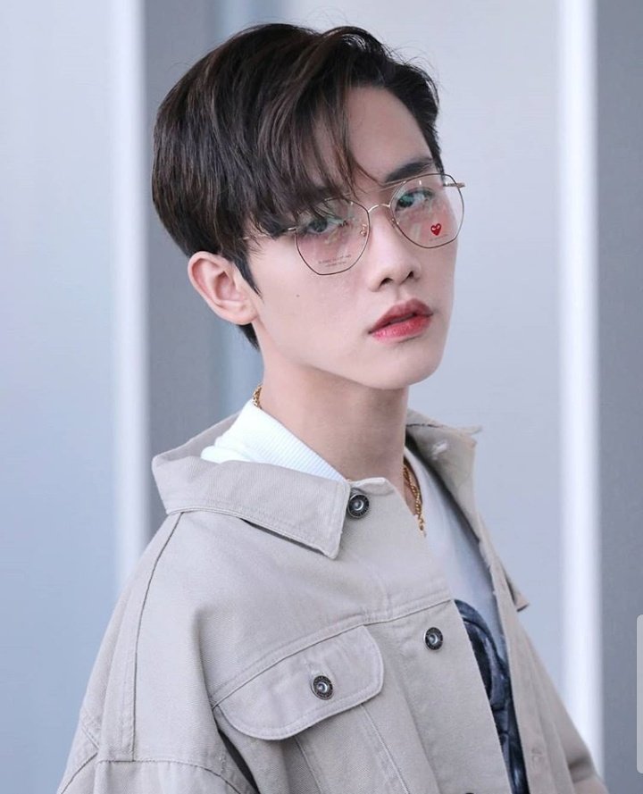•Mark Siwat JumlongkulNationality: ThaiBirthday: March 30 2000Age: 19IG: marksiwatNotable Works: Love by Chance | I Am Your King: The Series | I Am Your King S2 | Please...Seiyng Reiyk Wiyyan #หัวใจศิวัช  #Marksiwat  @Mmarksiwat